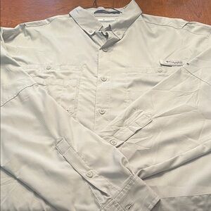 Columbia Men's lightweight Gray Shirt